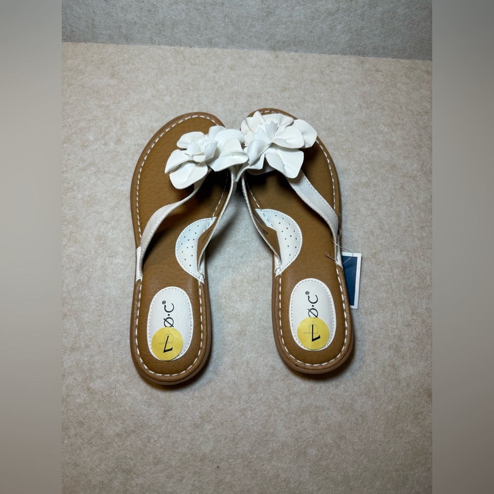 B.O.C White Flower Slip On Thong Sandals Brown Sole Size 7M NWT - Picture 2 of 6